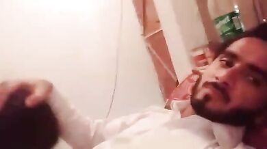 Pakistani cute ladki apne yaar ka lund chusti hui