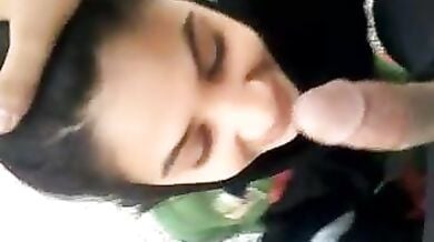 Chudasi kashmiri girl ne lund chusa deewar ke piche