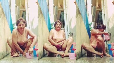 Society ki hot gujju aunty ka bathroom video