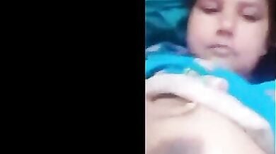 Sexy muslim mom ne boobs masal ke chut me belan liya