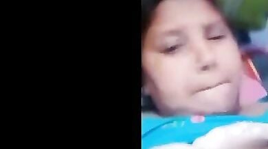 Sexy muslim mom ne boobs masal ke chut me belan liya