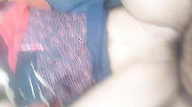 Toilet karne aai aunty ki khet me chudai