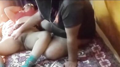 Moti bhabhi ki chut ki gahrai naapi ungli se!