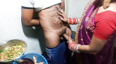 Kitchen me lund hilaya hot bhabhi ne