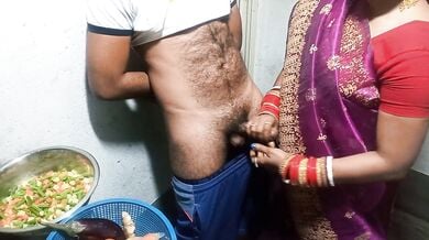 Kitchen me lund hilaya hot bhabhi ne
