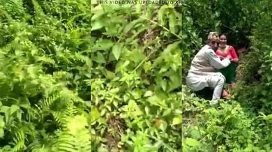 Jhadiyo me randi chodta budha pakda gaya
