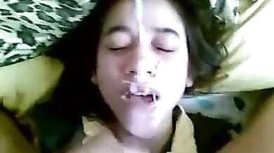 Girlfriend ki chhoti bahan ko chod ke chahre par maal diya