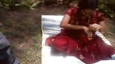 Jungle ke andar desi village lady ki chudai