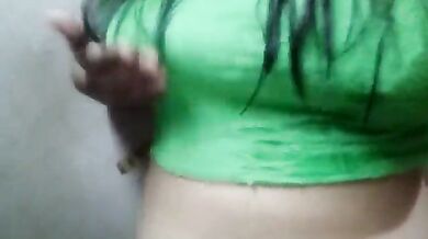Mummy ki sexy saheli ke boobs aur chut ka video