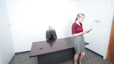 Budhi HR lady ki office table par chudai