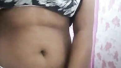 Village bhabhi ke boobs aur chut ki selfie