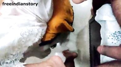 Lund ko paaw se muth mar di bhabhi ne