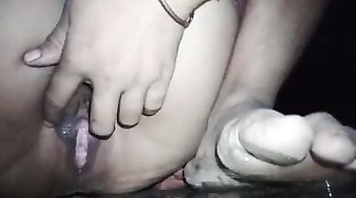 Desi village girl ne chut me ungli ki