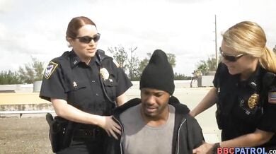 American ladies police ne kala lund liya