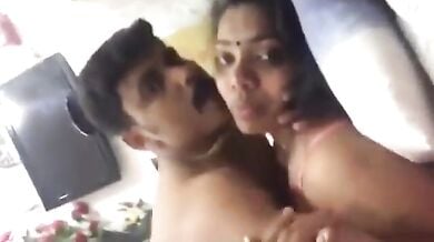 Biwi ne police wale se chudwaya pati ke sharab ke business ke lie