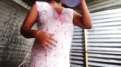 Transparent night gown me nahati hui hot village bhabhi