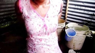 Transparent night gown me nahati hui hot village bhabhi