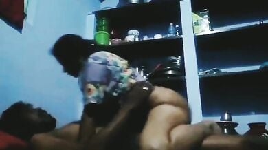 Dost ki maa ko choda kitchen me lund par bitha ke
