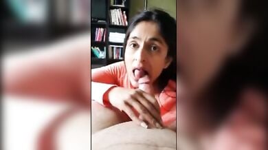 Mature aunty ne bhatije ka lund chus diya