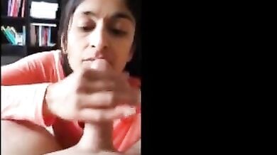 Mature aunty ne bhatije ka lund chus diya