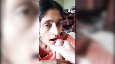 Mature aunty ne bhatije ka lund chus diya