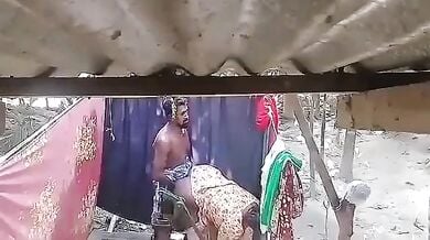 Big gaand wali aunty ki bathroom me chudai