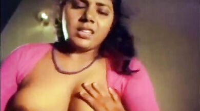 South Indian kamwali ke big boobs chuse