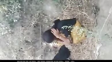 Rajasthani bhabhi ne khet me lund chusa