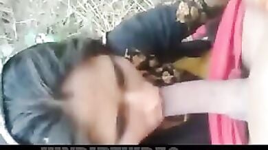 Rajasthani bhabhi ne khet me lund chusa