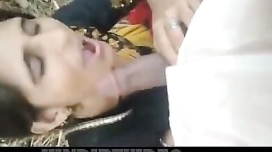 Rajasthani bhabhi ne khet me lund chusa