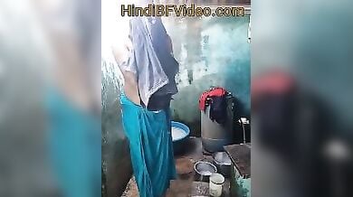 Dehati chachi ka nahane ka nanga video