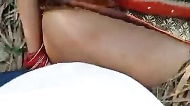 Truck wale ne bhabhi ko khet me choda