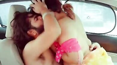 Car ke andar aahe bhar ke chudwati hui bhabhi