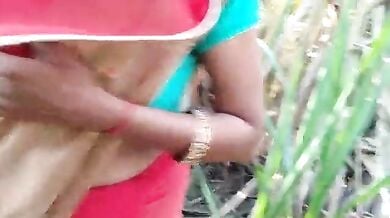 Ganne ke khet me chud gai village aunty