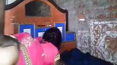 Aunty ne chudwaya ghaghra utha ke