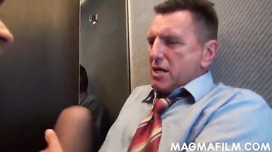 Busty secretary ne lift me gaand marwai