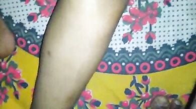 Bhabhi ki chuchi masal ke chut me ungli ki