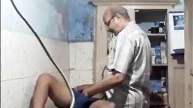 Gujarati doctor ne bhabhi ki chut me ungli ki