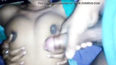 Desi kamwali ke boobs par maal