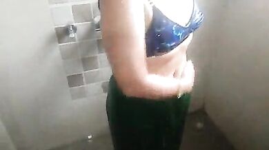 Desi bhabhi ki bathroom me chudai