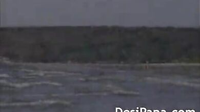 Desi wife ne beach par blowjob diya