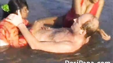 Desi wife ne beach par blowjob diya