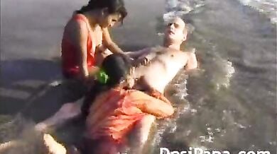 Desi wife ne beach par blowjob diya