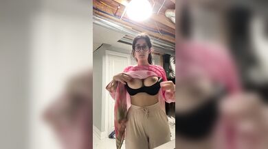 Salwar suit wali chasmish ladki nai dikhai big boobs or big gaand